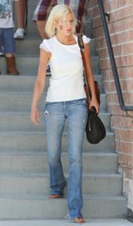 Tori Spelling feet photo thumbnail
