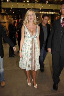 Tori Spelling feet photo thumbnail