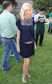 Tori Spelling feet photo thumbnail