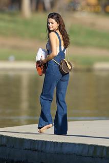 Selena Gomez feet photo thumbnail