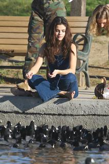 Selena Gomez feet photo thumbnail