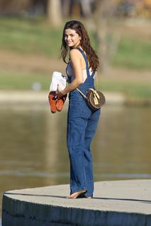 Selena Gomez feet photo thumbnail
