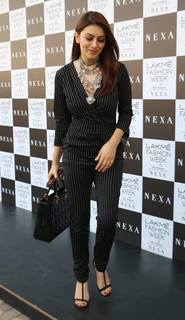 Hansika Motwani feet photo thumbnail