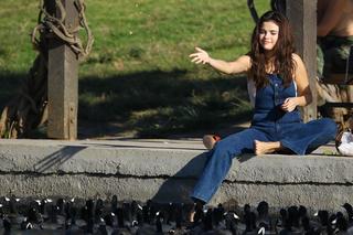Selena Gomez feet photo thumbnail