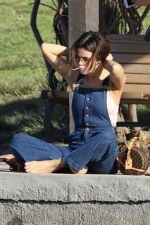 Selena Gomez feet photo thumbnail