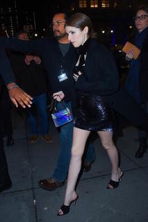Anna Kendrick feet photo thumbnail