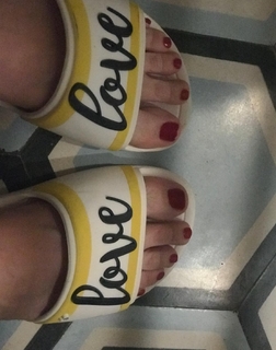 Drew Barrymore feet photo thumbnail