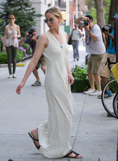 Jennifer Lawrence feet photo thumbnail