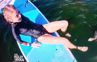 Kelly Ripa feet photo thumbnail