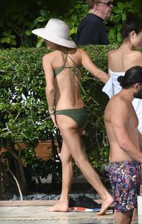 Bethenny Frankel feet photo thumbnail