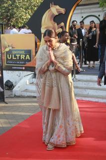 Huma Qureshi feet photo thumbnail
