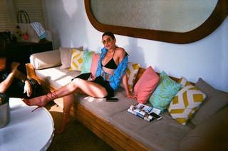 Dua Lipa feet photo thumbnail