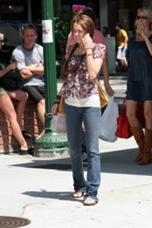 Miley Cyrus feet photo thumbnail