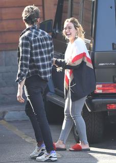 Hilary Duff feet photo thumbnail