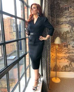 Debra Messing feet photo thumbnail