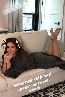 Cindy Crawford feet photo thumbnail