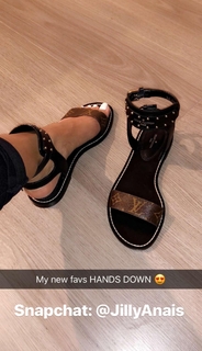Jilly Anais feet photo thumbnail
