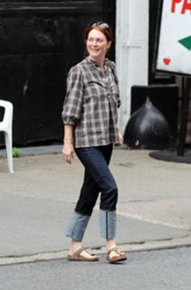 Julianne Moore feet photo thumbnail