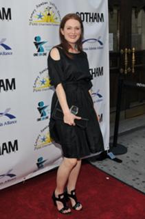 Julianne Moore feet photo thumbnail