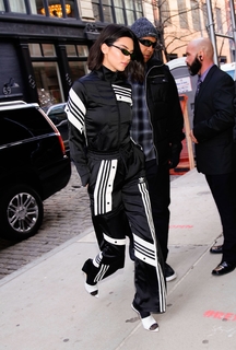 Kendall Jenner feet photo thumbnail