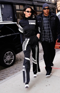 Kendall Jenner feet photo thumbnail