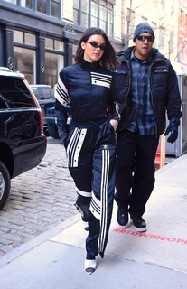 Kendall Jenner feet photo thumbnail