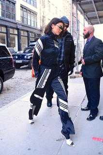 Kendall Jenner feet photo thumbnail