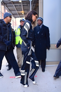 Kendall Jenner feet photo thumbnail