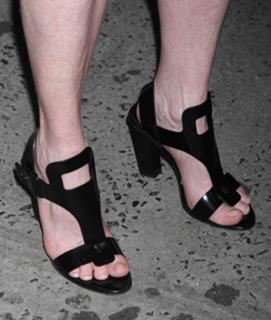 Julianne Moore feet photo thumbnail