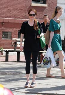 Julianne Moore feet photo thumbnail