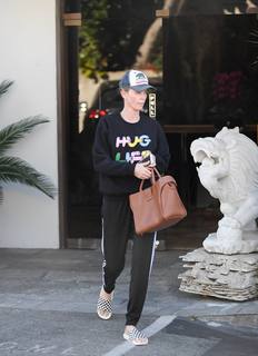 Charlize Theron feet photo thumbnail