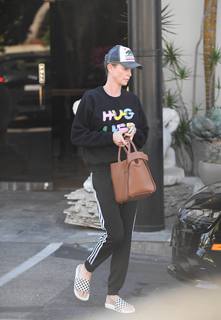 Charlize Theron feet photo thumbnail