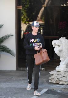 Charlize Theron feet photo thumbnail