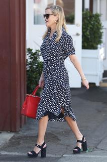Reese Witherspoon feet photo thumbnail