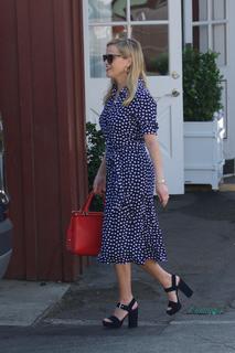 Reese Witherspoon feet photo thumbnail