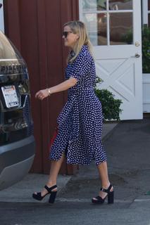 Reese Witherspoon feet photo thumbnail