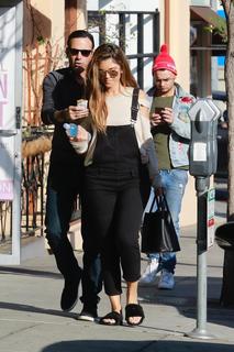Maria Menounos feet photo thumbnail