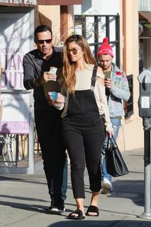 Maria Menounos feet photo thumbnail
