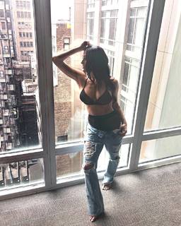 Nikki Garcia feet photo thumbnail