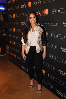 Demi Lovato feet photo thumbnail