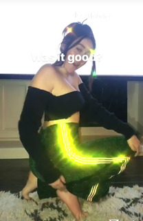 Noah Cyrus feet photo 1