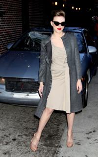 Scarlett Johansson feet photo thumbnail