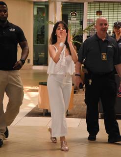 Camila Cabello feet photo thumbnail