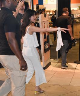 Camila Cabello feet photo thumbnail