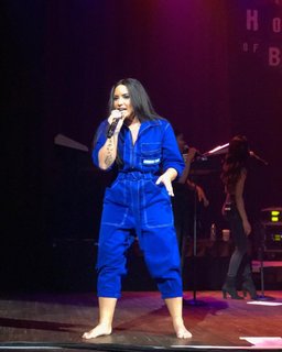 Demi Lovato feet photo thumbnail