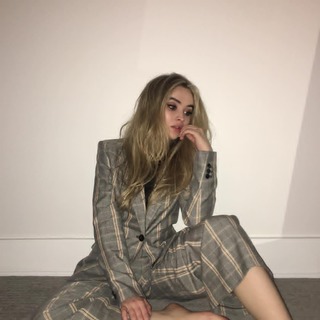 Sabrina Carpenter feet photo thumbnail