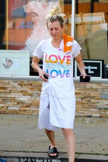 Kaley Cuoco feet photo thumbnail