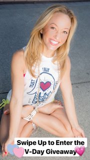 Kino MacGregor feet photo thumbnail