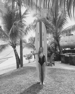 Lindsay Lohan feet photo thumbnail