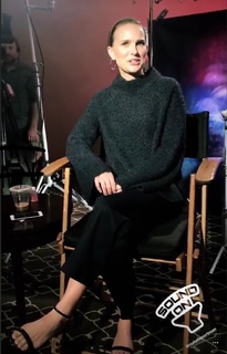 Natalie Portman feet photo thumbnail